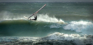  planche à voile avec vagues 